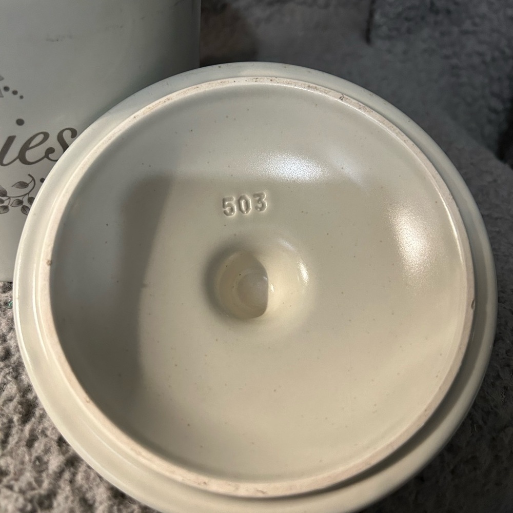 Vintage Pfaltzgraff~Heirloom collection cookie jar. - Picture 3 of 5